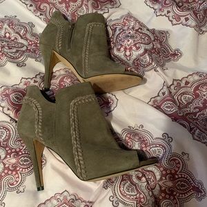 Vince Camuto peep toe zip heels size 8M/38